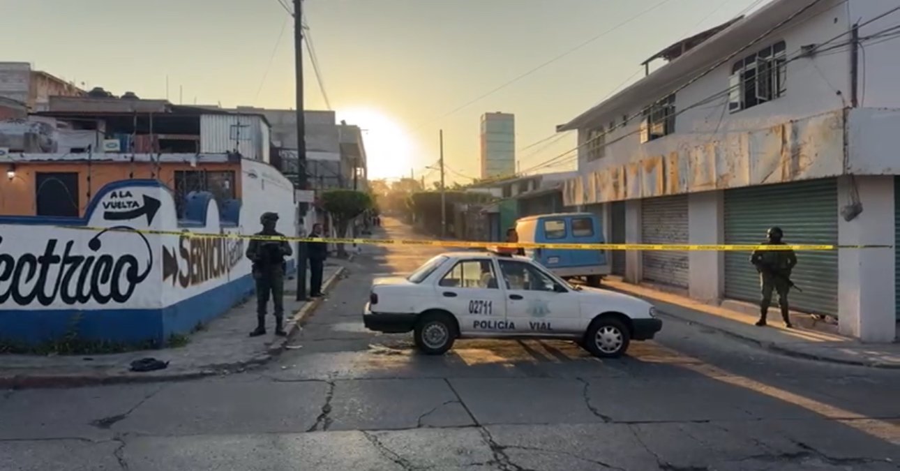 Una patrulla al amanecer, se ve de fondo el sol y una calle acordonada