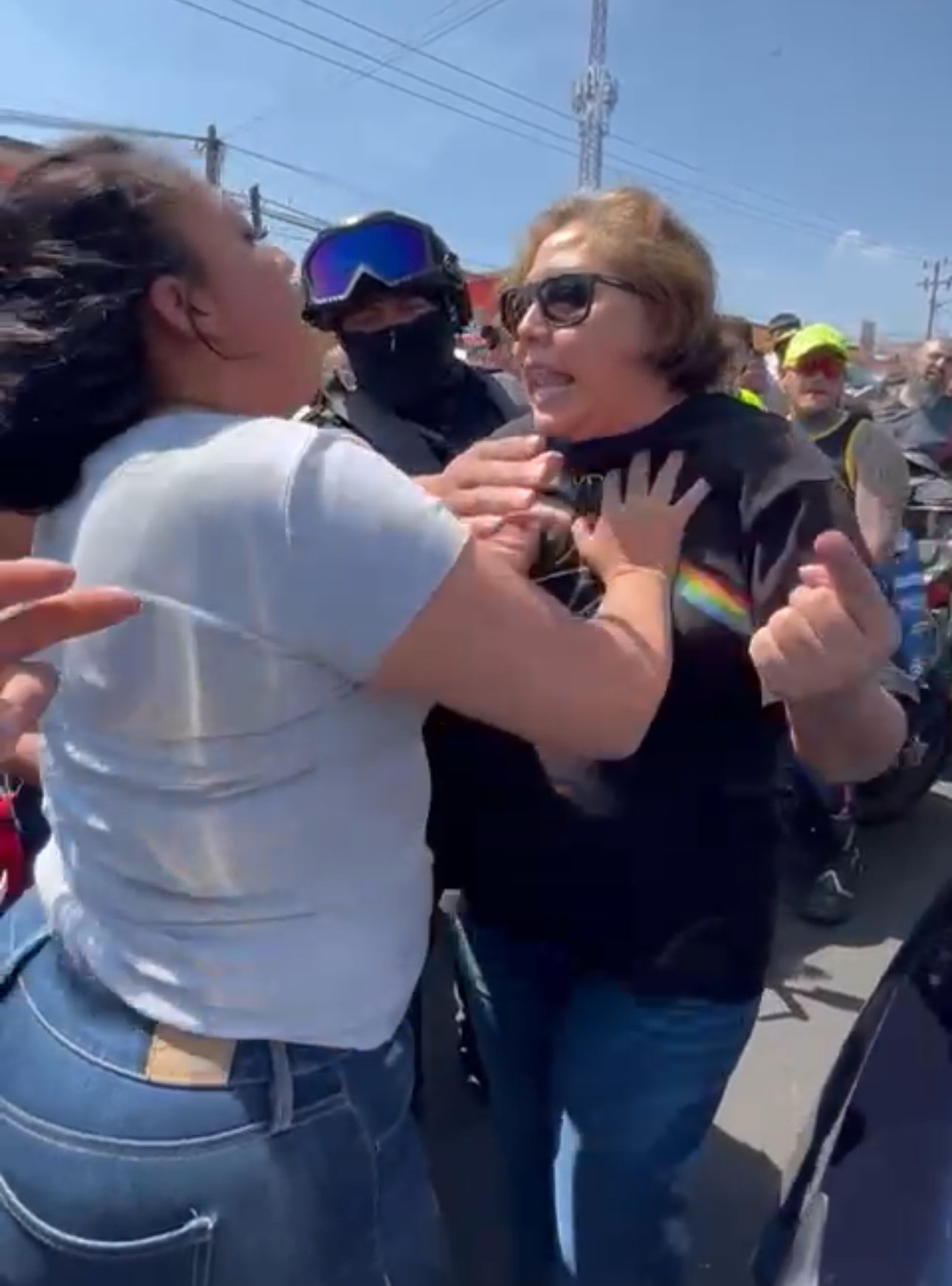 Dos mujeres peleando en medio de varios motociclistas