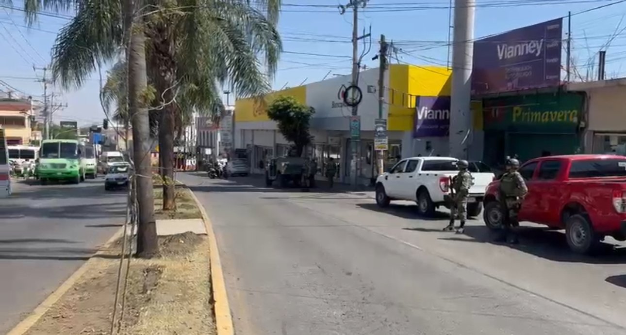 Calle con elementos de la Sedeña sobre un negocio de colchas en plan de Ayala