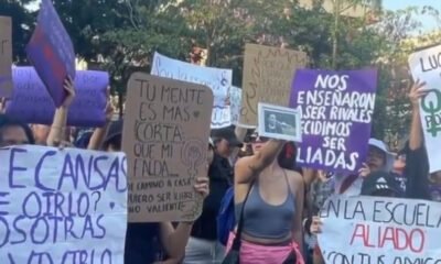 Mujeres con pancartas con demandas contra violencia hacia mujeres