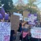 Mujeres con pancartas con demandas contra violencia hacia mujeres