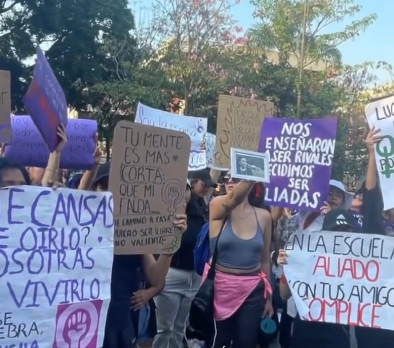 Mujeres con pancartas con demandas contra violencia hacia mujeres