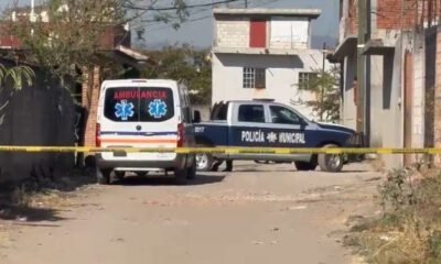 Camioneta y ambulancia con una cinta de advertencia