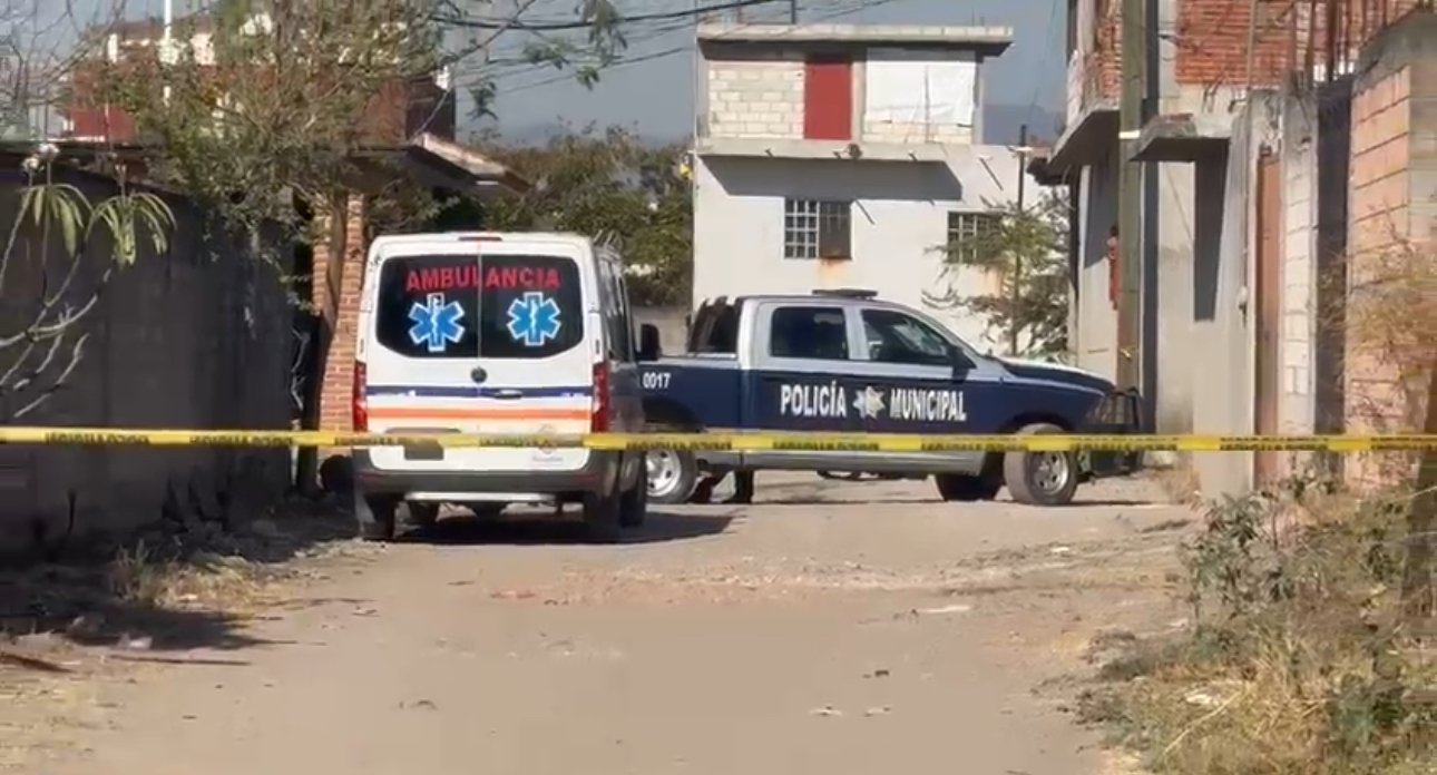 Camioneta y ambulancia con una cinta de advertencia