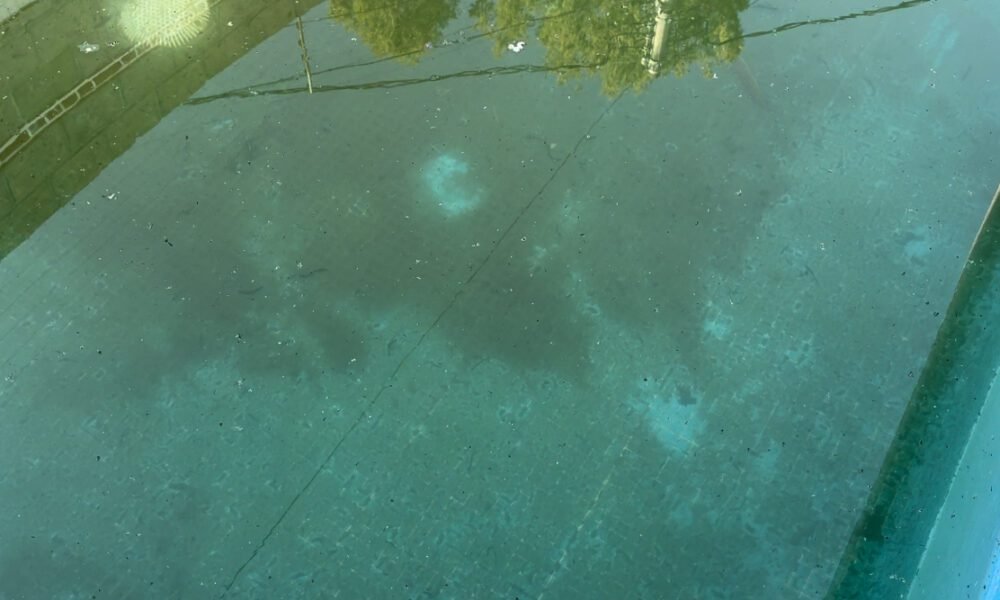 Agua turbia de una alberca
