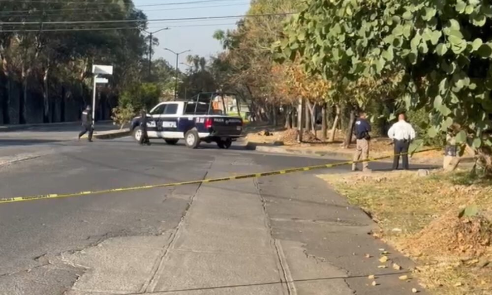 Patrulla cerrando una vialidad y acordonamiento en la zona