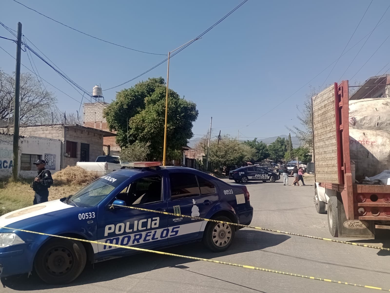 Patrulla de la policía y acordonamiento