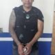 Sujeto detenido con una agua en las manos