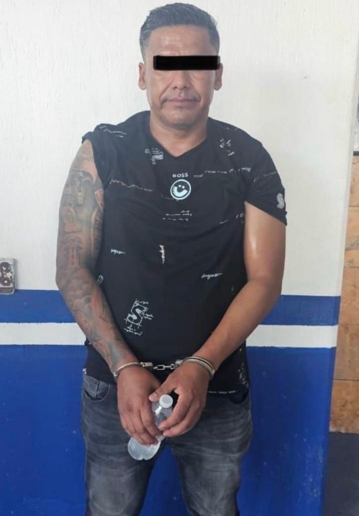 Sujeto detenido con una agua en las manos