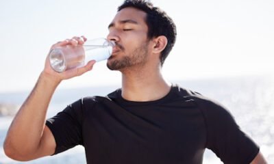 Hombre tomando agua