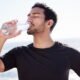 Hombre tomando agua