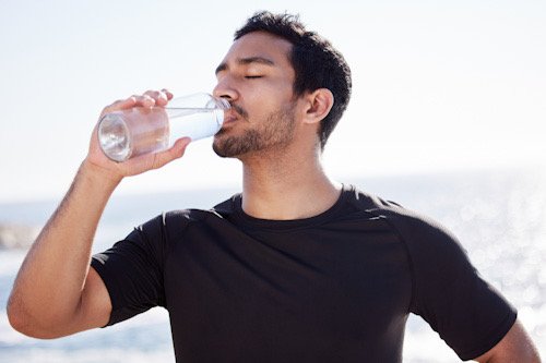 Hombre tomando agua