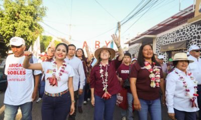 muchas personas caminando con camisas linda