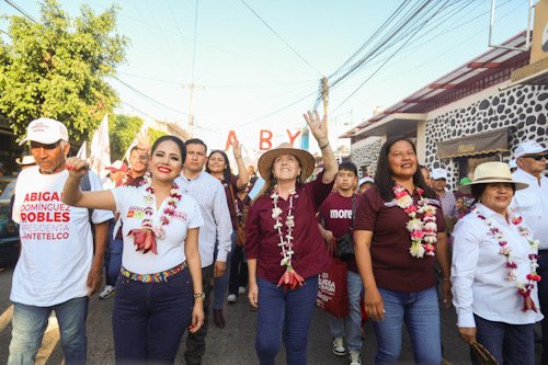 muchas personas caminando con camisas linda