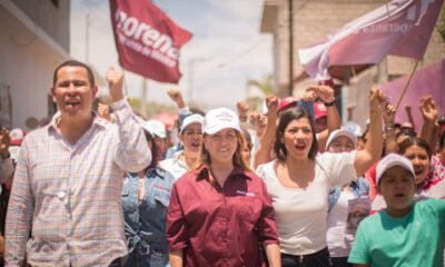 Varias personas en un mitin político