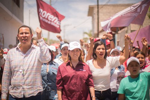 Varias personas en un mitin político