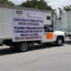 Camiones con mantas en demanda de pago a trabajadores