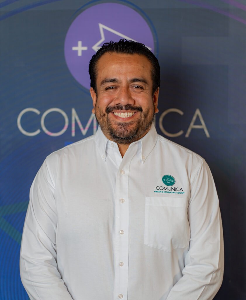 hombre con camisa blanca y sonrisa, gerente de ventas y servico al cliente para comunica mas media