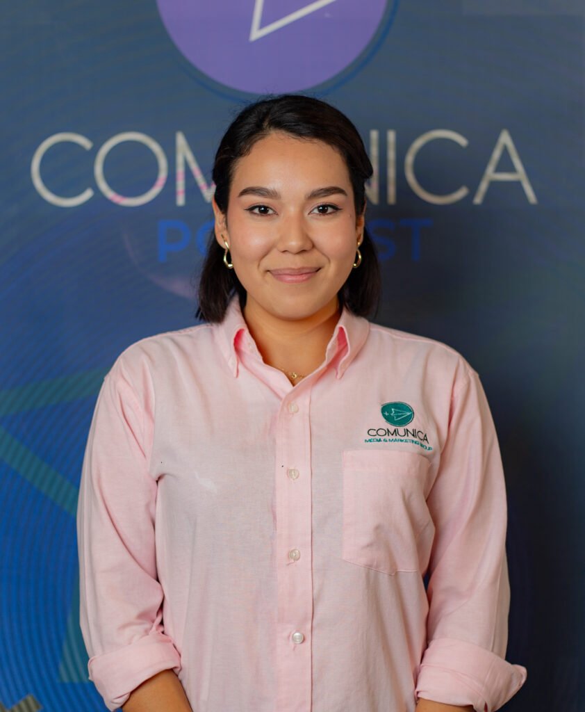 mujer con camisa rosa, sonriente pelo corto, conductora, redactora y fashion journalist de comunica mas media