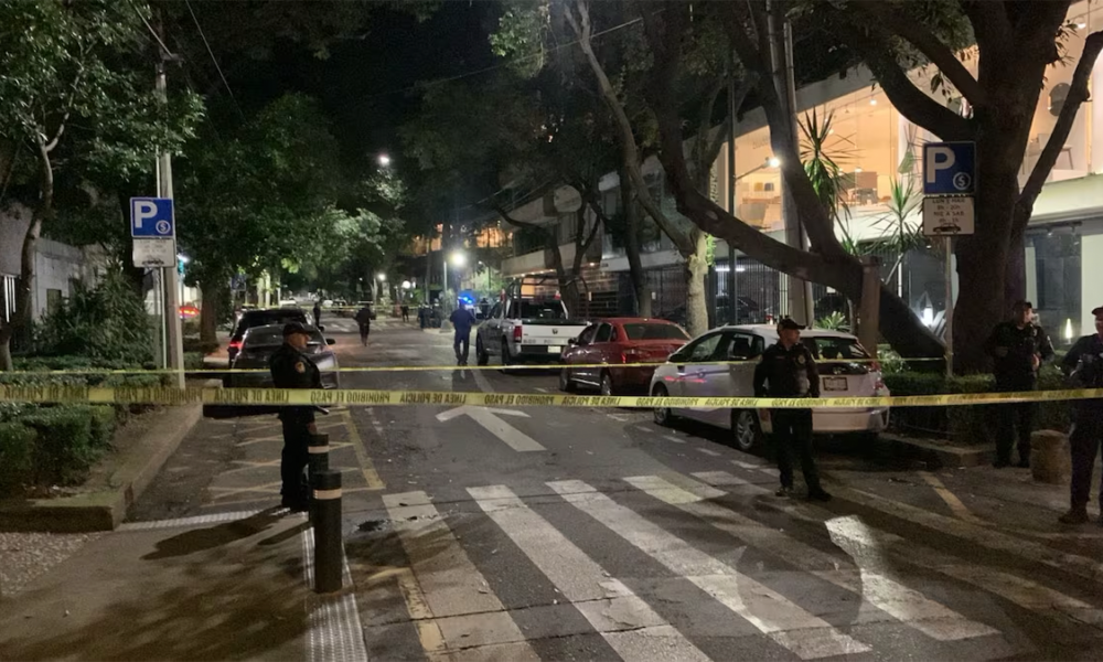 Un hombre de entre 40 y 45 años fue asesinado dentro de su camioneta en pleno Polanco, CDMX. Los responsables escaparon a bordo de una motocicleta, mientras la zona fue acordonada por las autoridades.