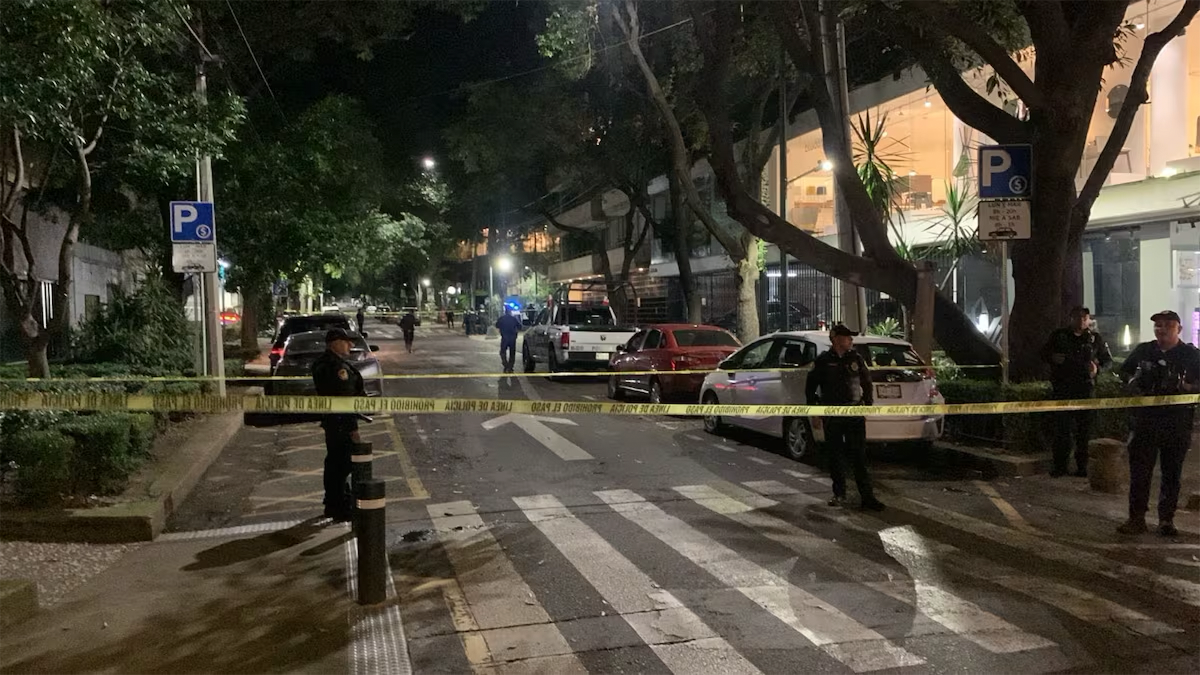 Un hombre de entre 40 y 45 años fue asesinado dentro de su camioneta en pleno Polanco, CDMX. Los responsables escaparon a bordo de una motocicleta, mientras la zona fue acordonada por las autoridades.