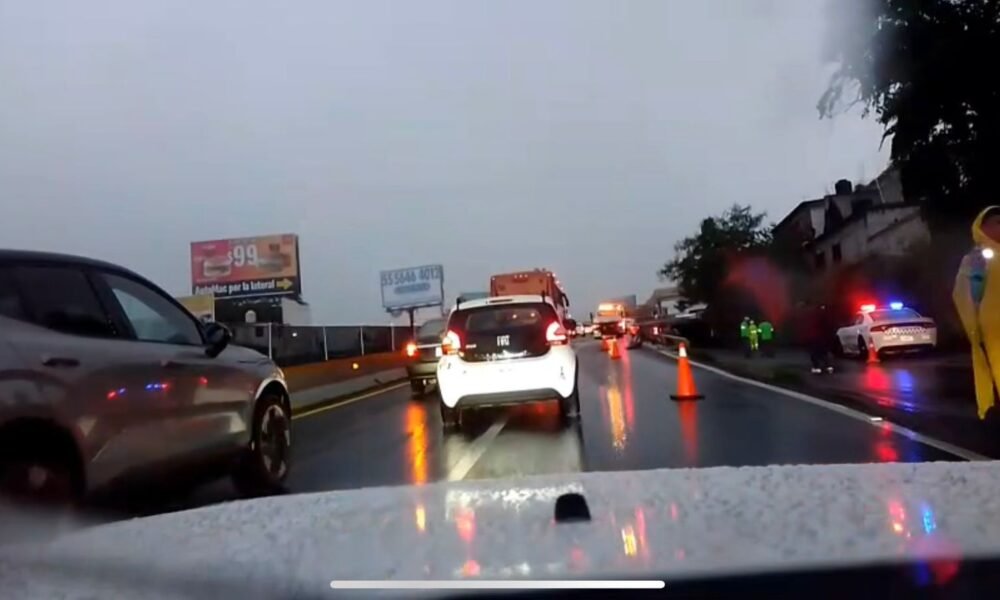 Foto muestra la volcadura de un camión de volteo en la autopista Temixco - Cuernavaca.