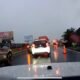 Foto muestra la volcadura de un camión de volteo en la autopista Temixco - Cuernavaca.