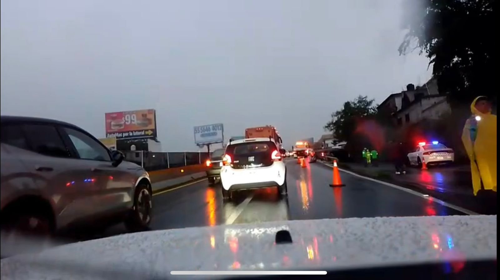 Foto muestra la volcadura de un camión de volteo en la autopista Temixco - Cuernavaca.