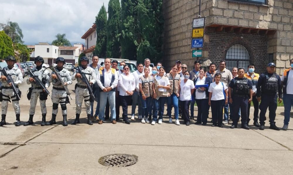 Fotografía muestra a la brigada que atendió casos de lluvias en Cuernavaca.