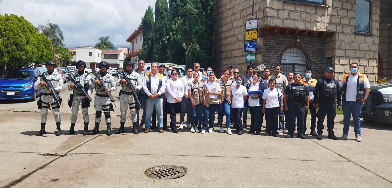 Fotografía muestra a la brigada que atendió casos de lluvias en Cuernavaca.