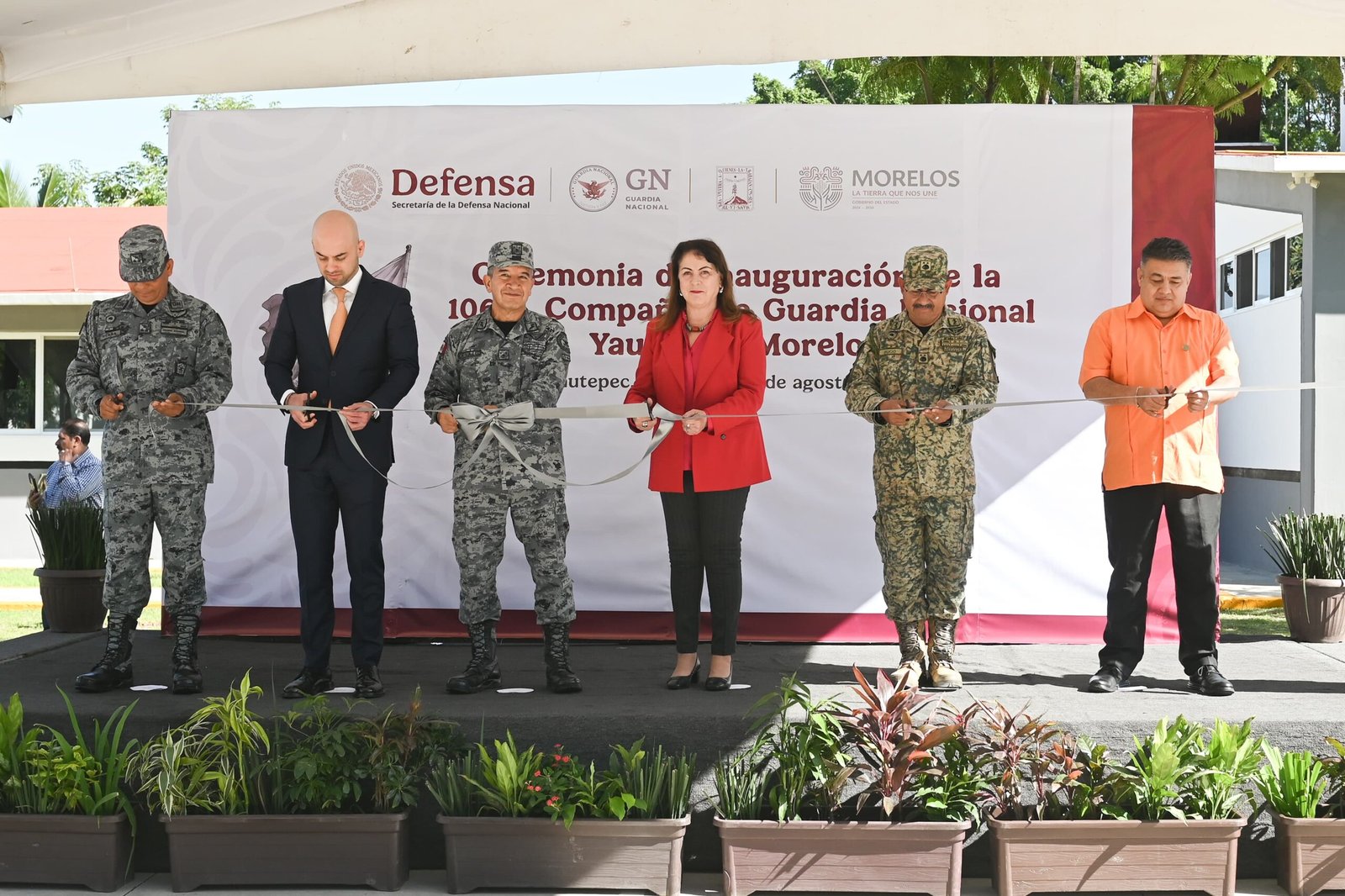 Foto muestra a la gobernadora inaugurando nuevas mejoras en plantel de guardia nacional en yautepec.