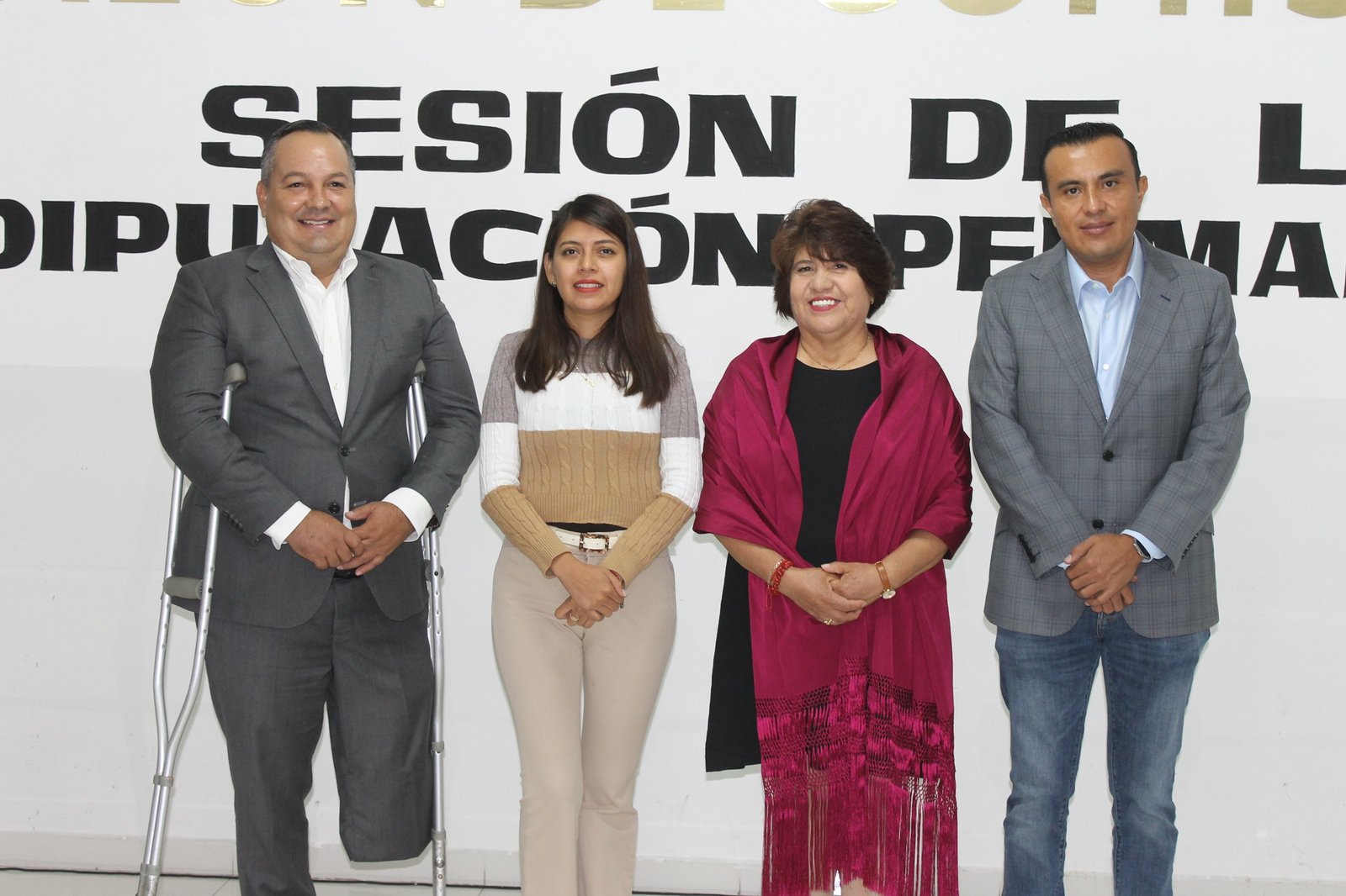 En la foto se puede observar al presidente de la mesa directiva del congreso del estado Isaac Pimentel acompañada de la diputada Eleonor Martínez Gómez.