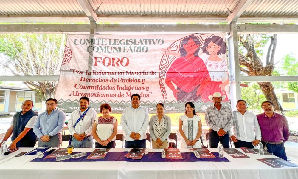 La foto muestra a las personas que dieron a conocer el Tercer Foro Regional.