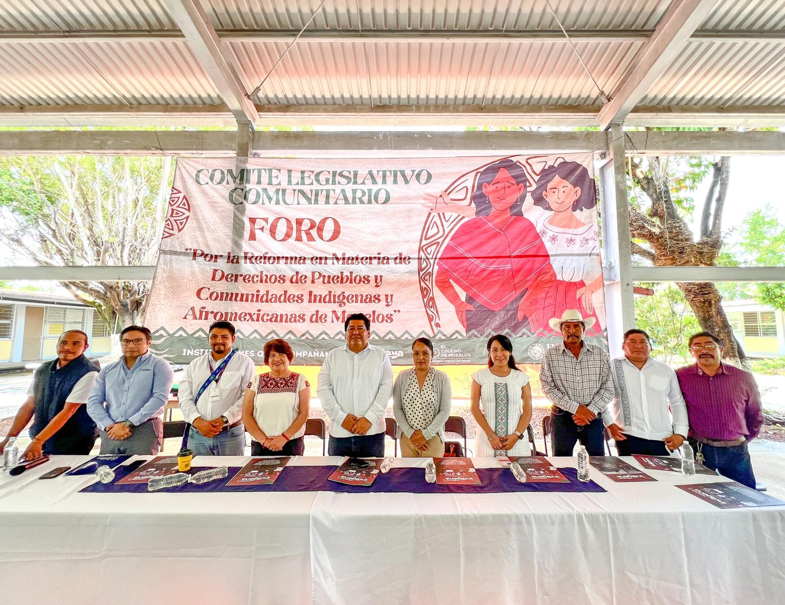La foto muestra a las personas que dieron a conocer el Tercer Foro Regional.