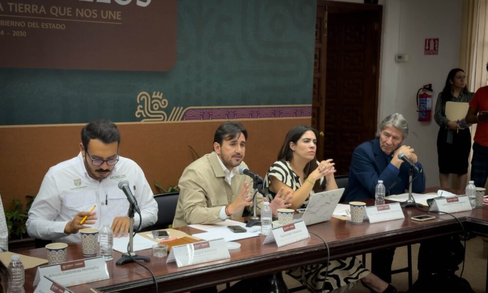 Fotografía muestra a integrantes del consejo estatal de turismo Morelos.