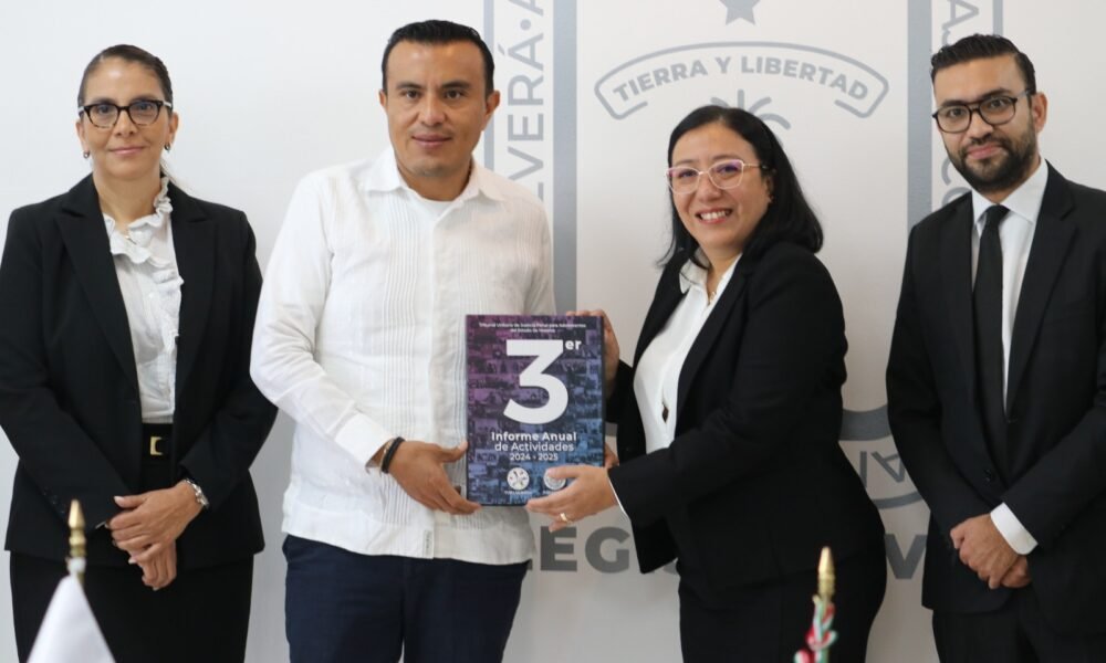 La fotografía muestra al presidente del congreso Isaac Pimentel Mejía.