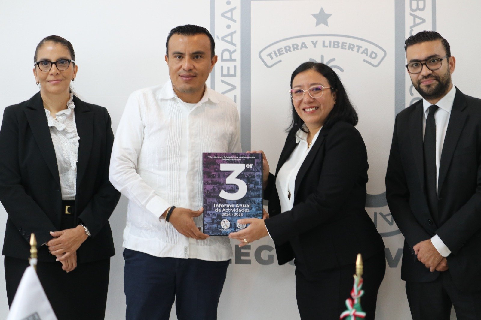 La fotografía muestra al presidente del congreso Isaac Pimentel Mejía.