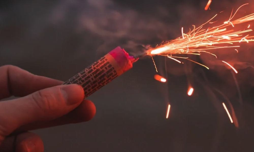 Se muestra un proyectil de pirotecnia.