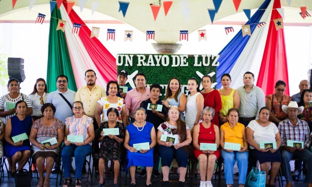 Adultos mayores reciben visas humanitarias en Axochiapan.
