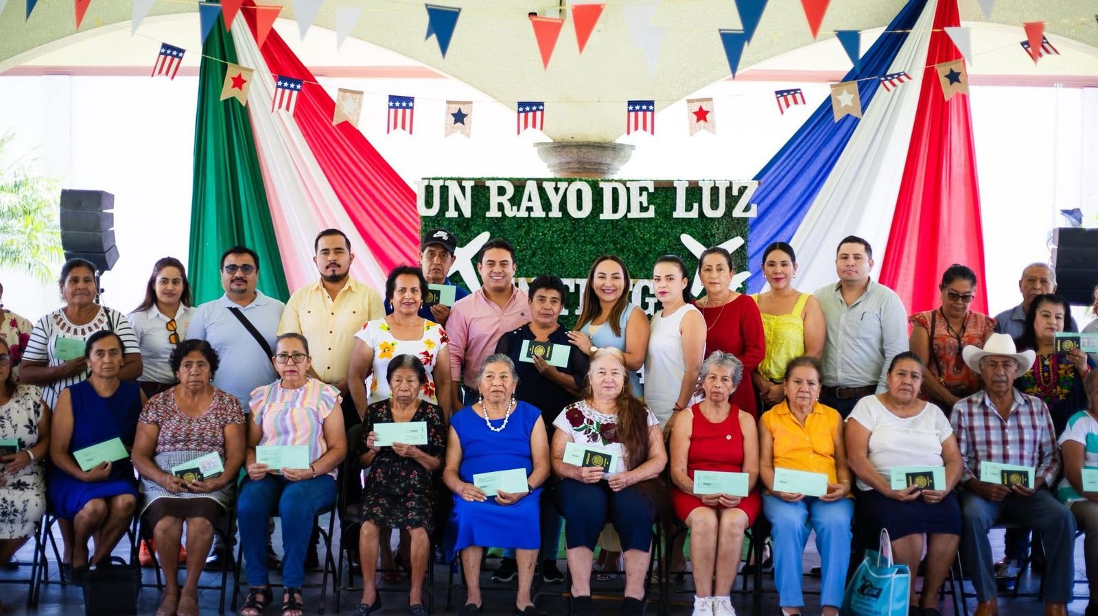 Adultos mayores reciben visas humanitarias en Axochiapan.