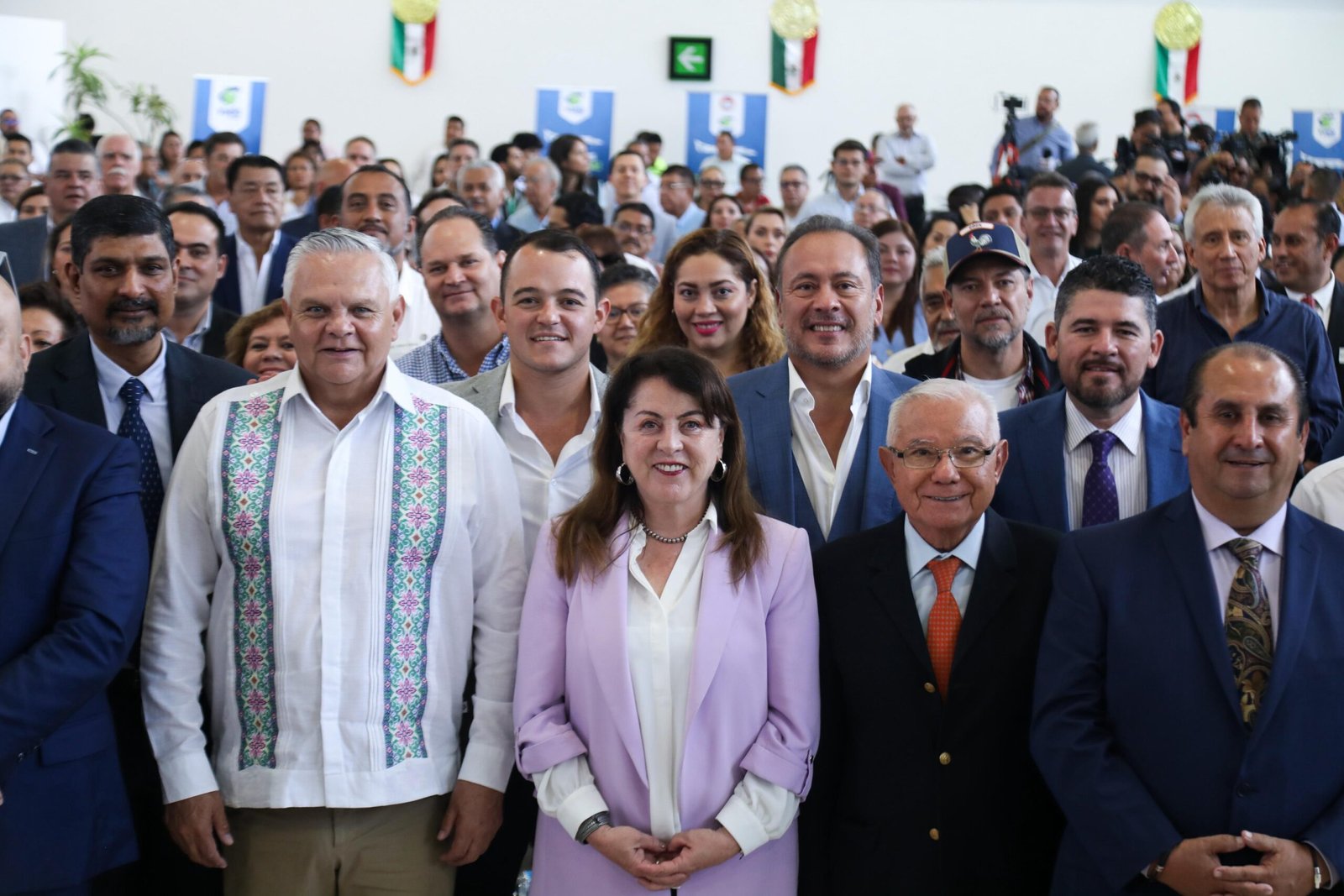 Fotografía muestra a la gobernadora Margarita González Saravia.