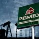 Fotografía muestra logo de Pemex