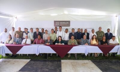 Fotografía muestra a Margarita con todos los directores de dependencias estatales.