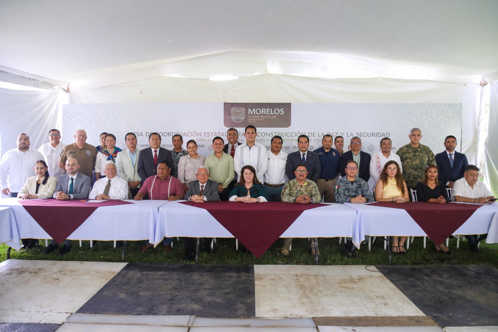 Fotografía muestra a Margarita con todos los directores de dependencias estatales.