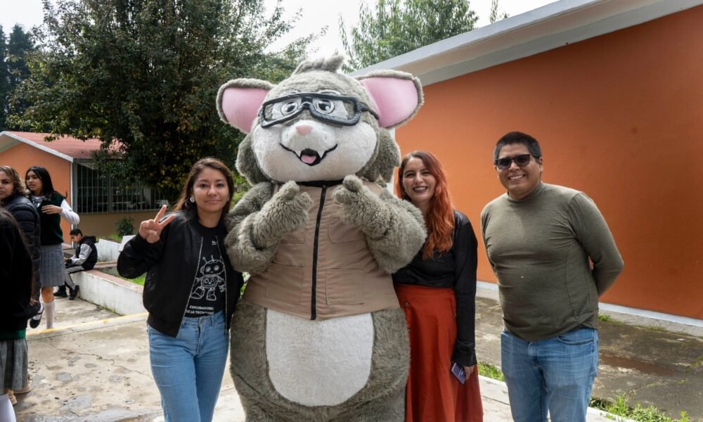 Muestra a una persona vestida de ratón con lentes.