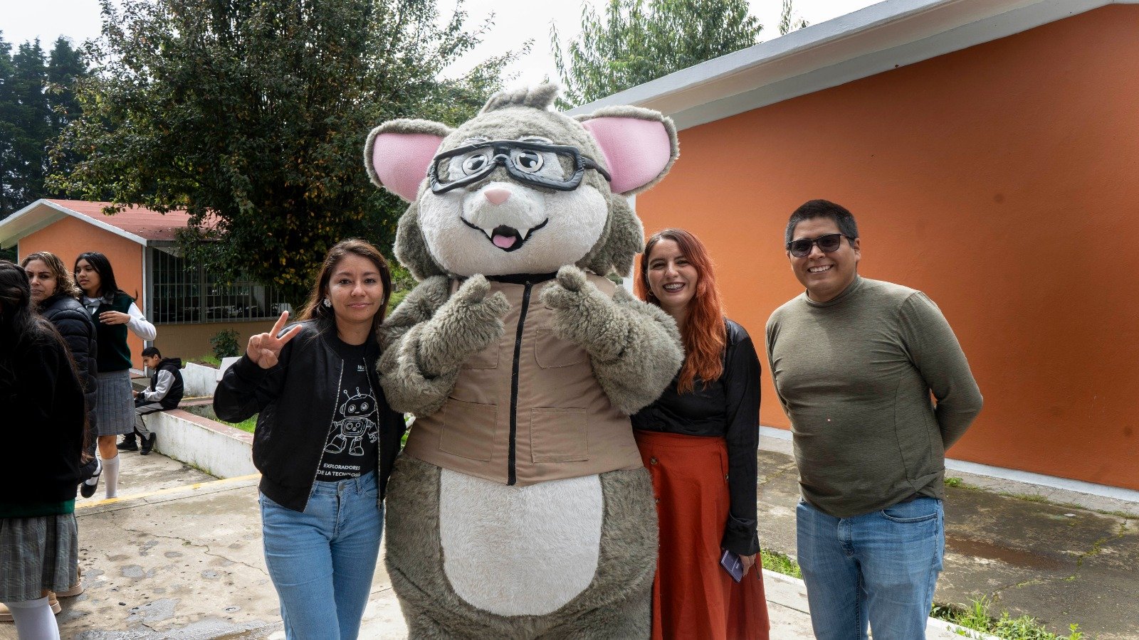 Muestra a una persona vestida de ratón con lentes.