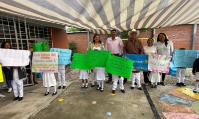 Niños con carteles de apoyo.