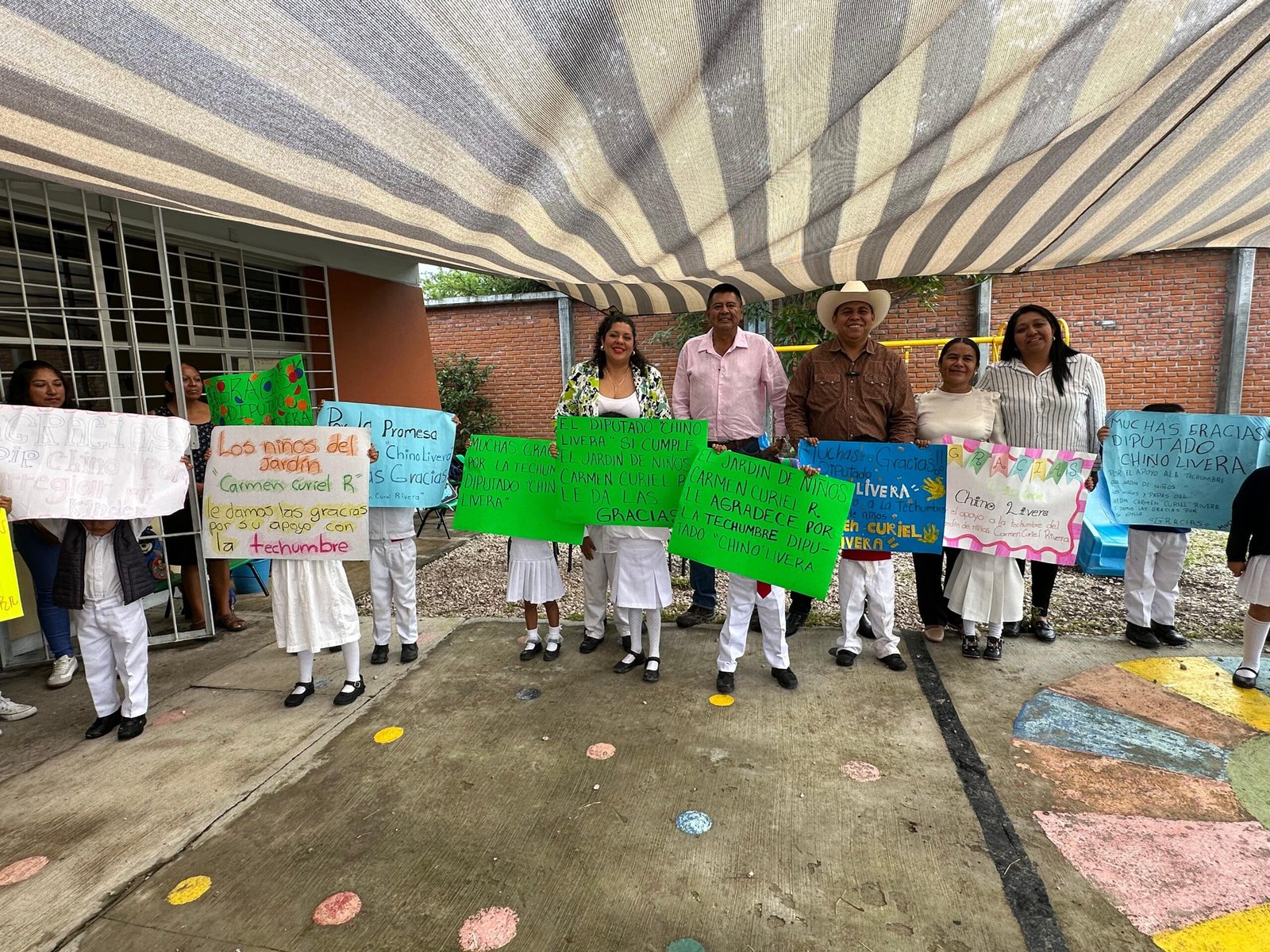 Niños con carteles de apoyo.