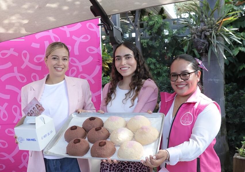 Diputada Andrea Gordillo con pan de conchas.