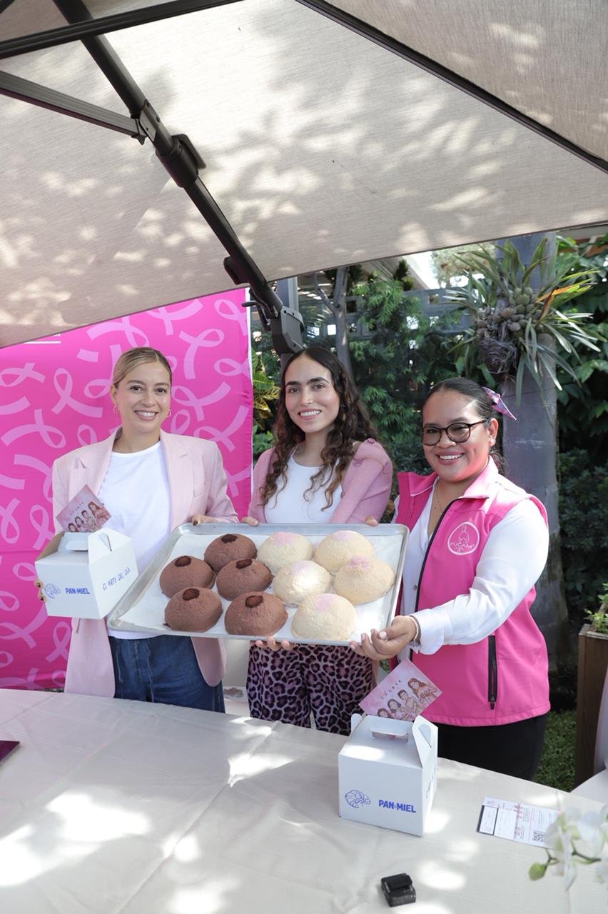 Diputada Andrea Gordillo con pan de conchas.